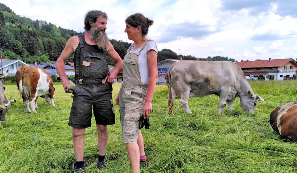 Hans-Peter mit Kater Teddel und Kuh Liane